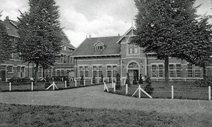 <p>Overzicht van de voorzijde (zuidzijde) van de Van Essenkazerne tussen 1930 en 1940 (beeldbank gemeentearchief Ede). </p>
